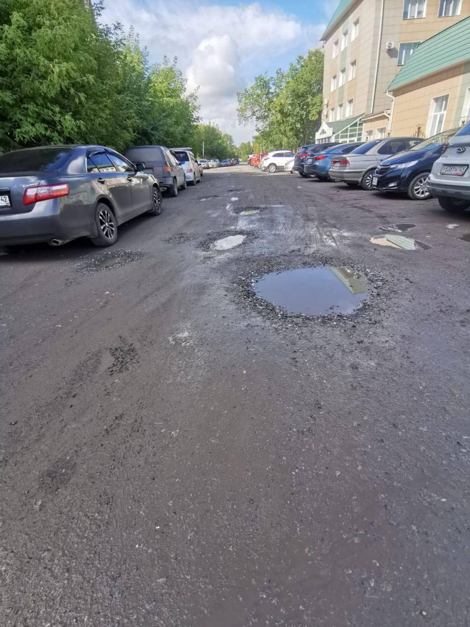 Асфальт уплывает: у жителей высотки на Кирова исчезает дорога