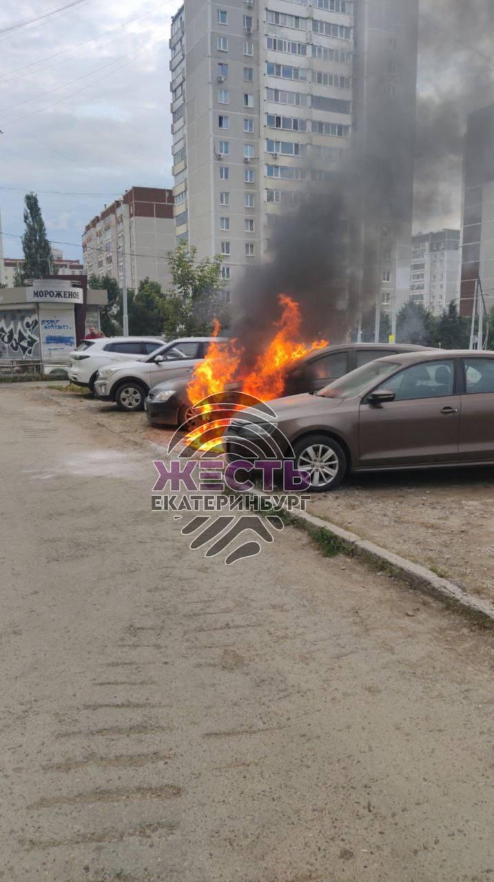 Сегодня рано утром на улице Крестинского загорелся автомобиль Лада Веста