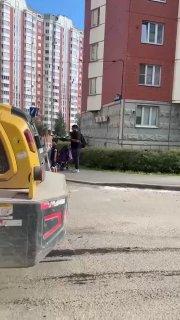 Трактор без водителя протаранил несколько припаркованных автомобилей и раздавил машину такси в Бутово