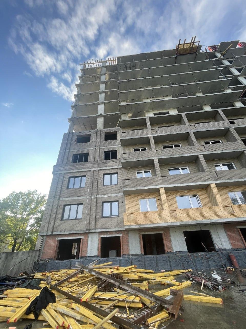 На стройке в Новосибирске с 11-го этажа сорвалась площадка с двумя рабочими