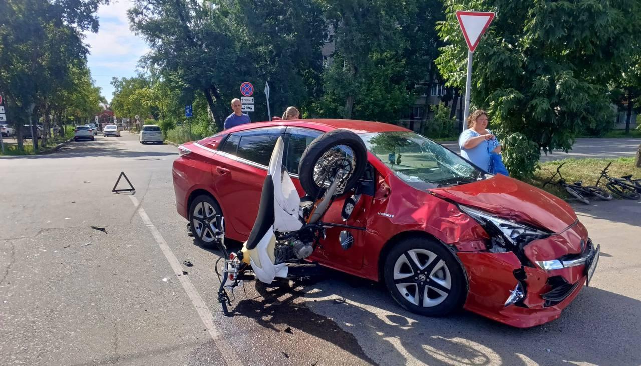 😱 Двое 15-летних подростков врезались на мотоцикле в красный «Приус» в Уссурийске, после чего их госпитализировали в городскую больницу, сообщает краевая прокуратура.
