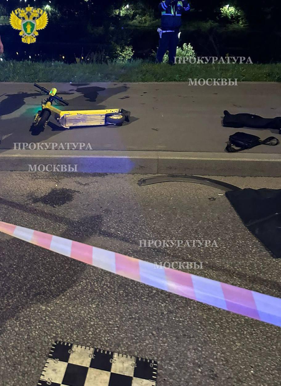 Подросток на западе Москвы погиб катаясь на самокате под чужим аккаунтом.