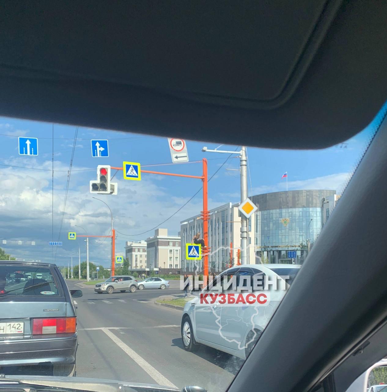 В Кемерове оштрафуют мать школьницы, залезшей на дорожный знак