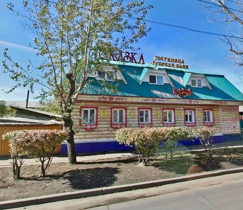 В центре Иркутска разбирают деревянный дом. Ранее дом был обшит сайдингом, и...