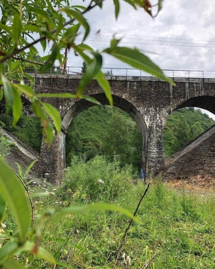 В Новокузнецке подросток упал с пятиметрового утёса