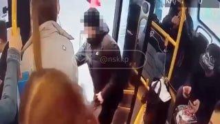 В Новосибирске пенсионерка требует 200 млн рублей за травмы, полученные в автобусе