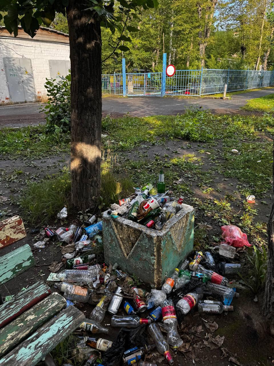 От читателя: Уважаемые жители города Ачинска! Двор 4 микрорайона, домов...