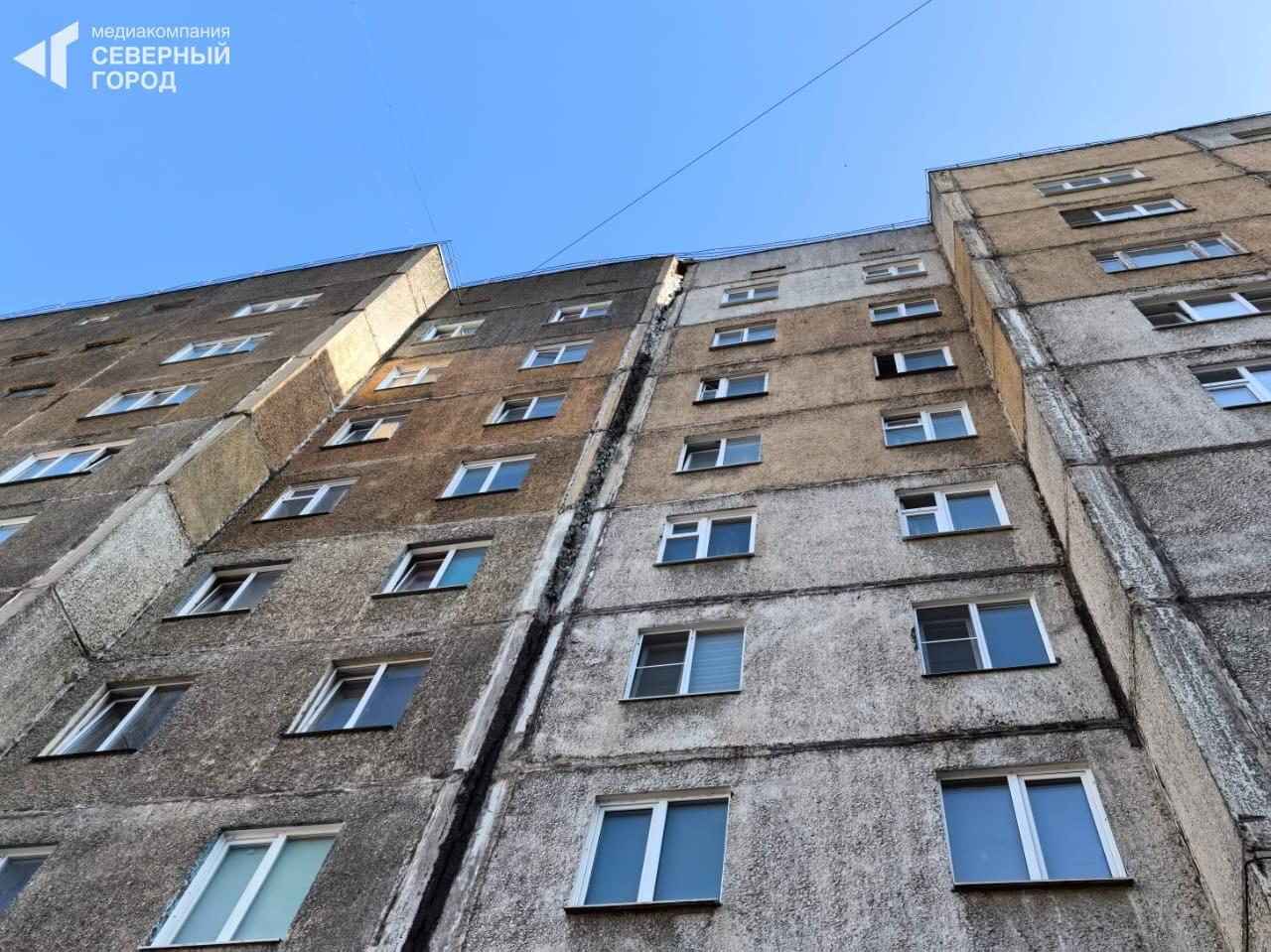 В Норильске ввели режим угрозы ЧС из-за разрушающегося дома