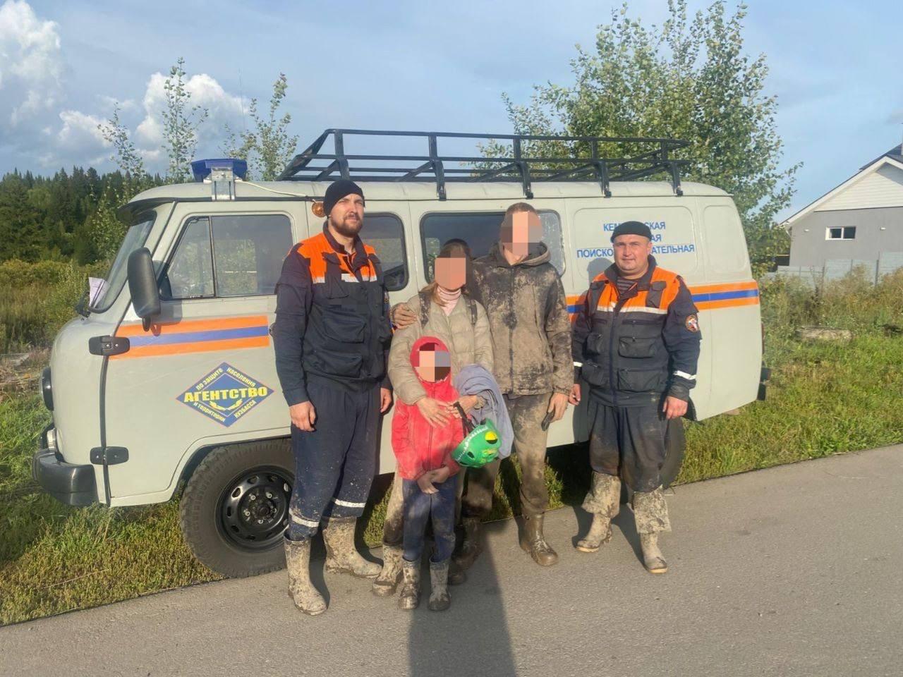 В районе СНТ «Жилищник» семья с ребёнком отправилась кататься на квадроцикле, но потерялась в лесу.