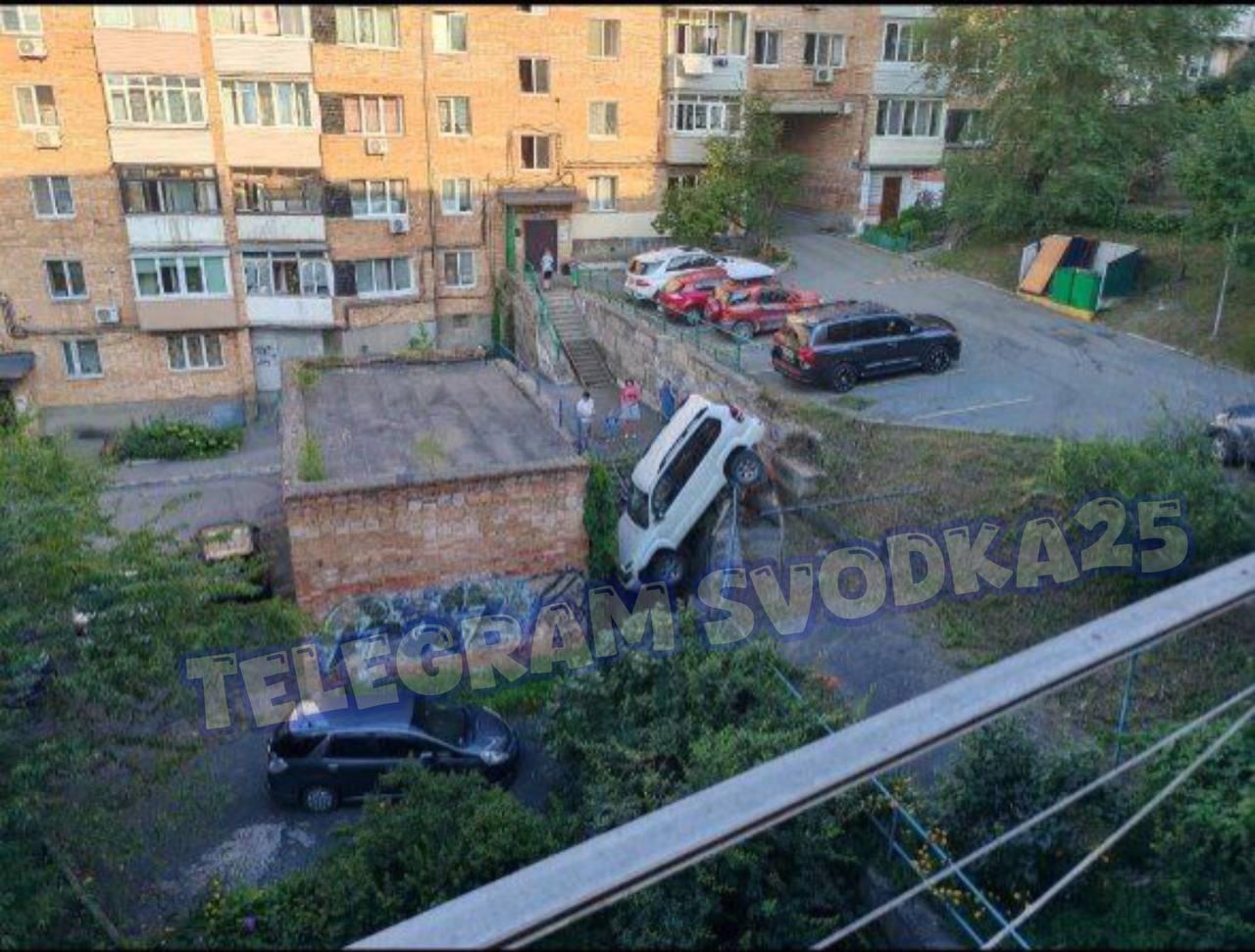 🗣Во Владивостоке на Океанском пр-те внедорожник ювелирно припарковался в...