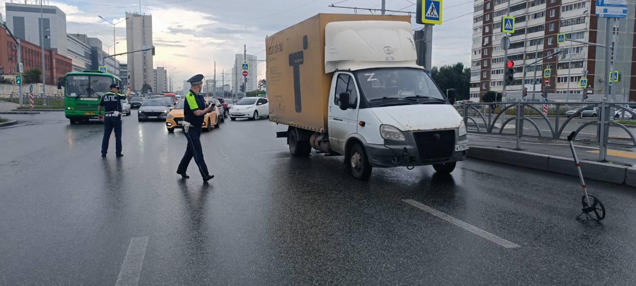В Екатеринбурге на пешеходном переходе на ул. Бардина «Газель» сбила двух...