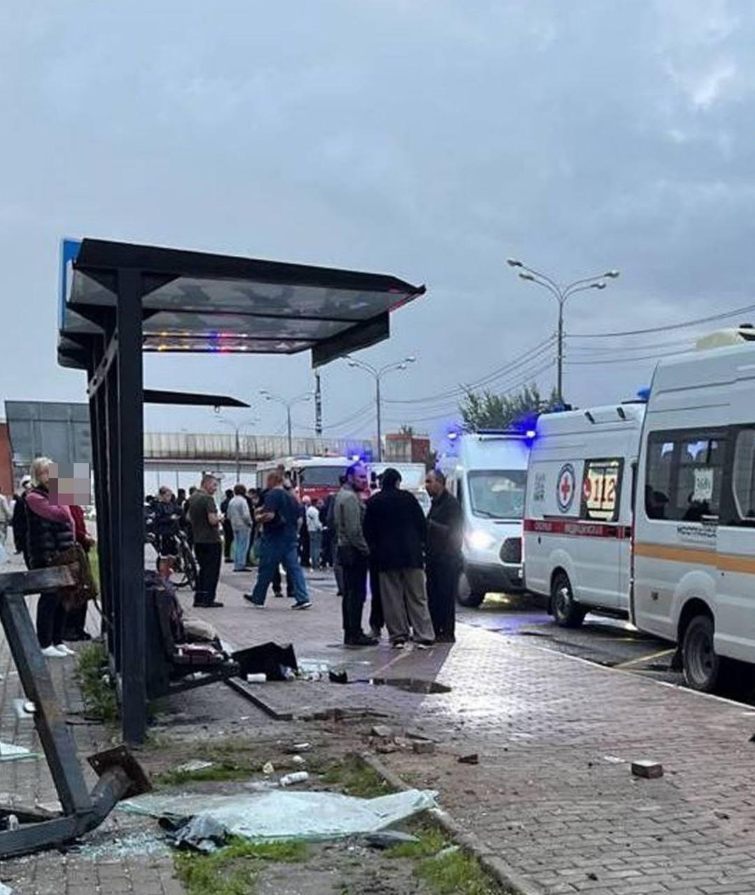 Легковушка протаранила остановку и снесла людей в подмосковном Долгопрудном.