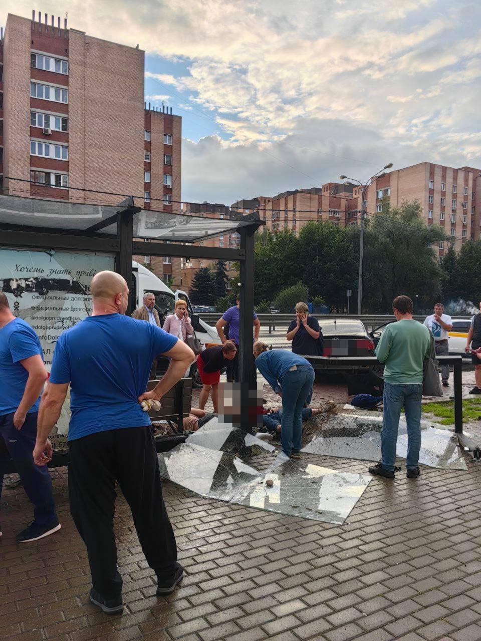 Легковушка протаранила остановку и снесла людей в подмосковном Долгопрудном.