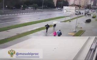 Легковушка протаранила остановку и снесла людей в подмосковном Долгопрудном.