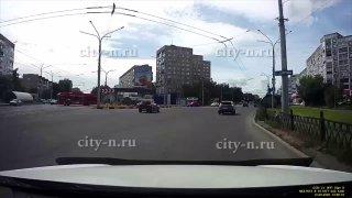 В Новокузнецке водитель автомобиля Toyota Camry едва не устроил аварию на кольце Левого берега.