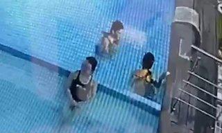 В Москве 12-летняя школьница чуть не утонула в бассейне — её волосы засосало в трубу на дне.