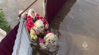 В Красноярском крае спасатели МЧС помогают жителям подтопленных районов. В...