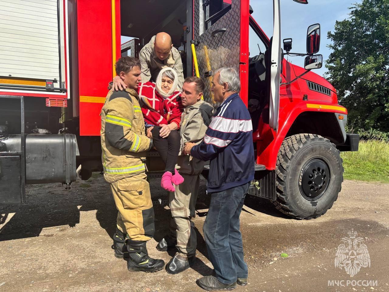 В Красноярском крае спасатели МЧС помогают жителям подтопленных районов. В...
