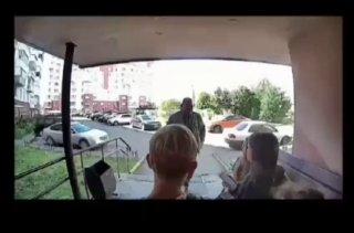 В Новокузнецке на улице Звездова, 22, пьяный мужчина напугал подростков своим странным поведением.