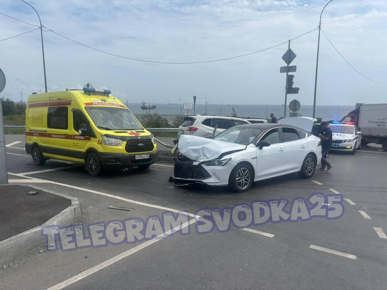 🗣Во Владивостоке на Патрокле водители попали в ДТП и снесли новенький...