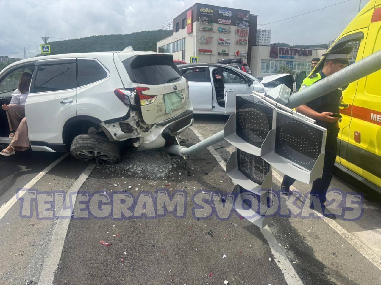 🗣Во Владивостоке на Патрокле водители попали в ДТП и снесли новенький...
