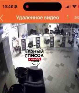 Кемеровчанка устроила дебош в салоне красоты и избила мастера феном....