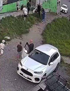 Во Владивостоке школьник решил привлечь внимание девочек камнем в голову