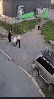 Во Владивостоке школьник решил привлечь внимание девочек камнем в голову