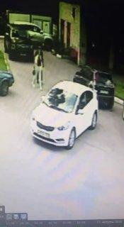 Возле Раменского роддома на выписке родственники хотели подарить букет цветов...