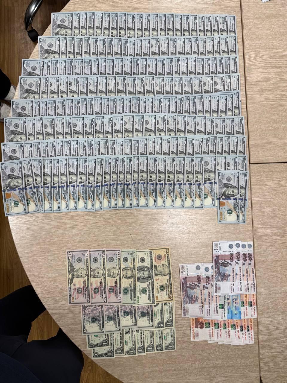Иностранку задержали за контрабанду 30 тысяч долларов в аэропорту...