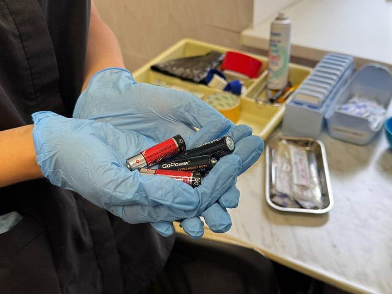 Пьяный скуф засунул в себе в анус 4 батарейки «чтобы получить заряд бодрости».