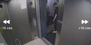 Новосибирец брызнул из перцовки в лицо девушке. Случилось это в подъезде дома...