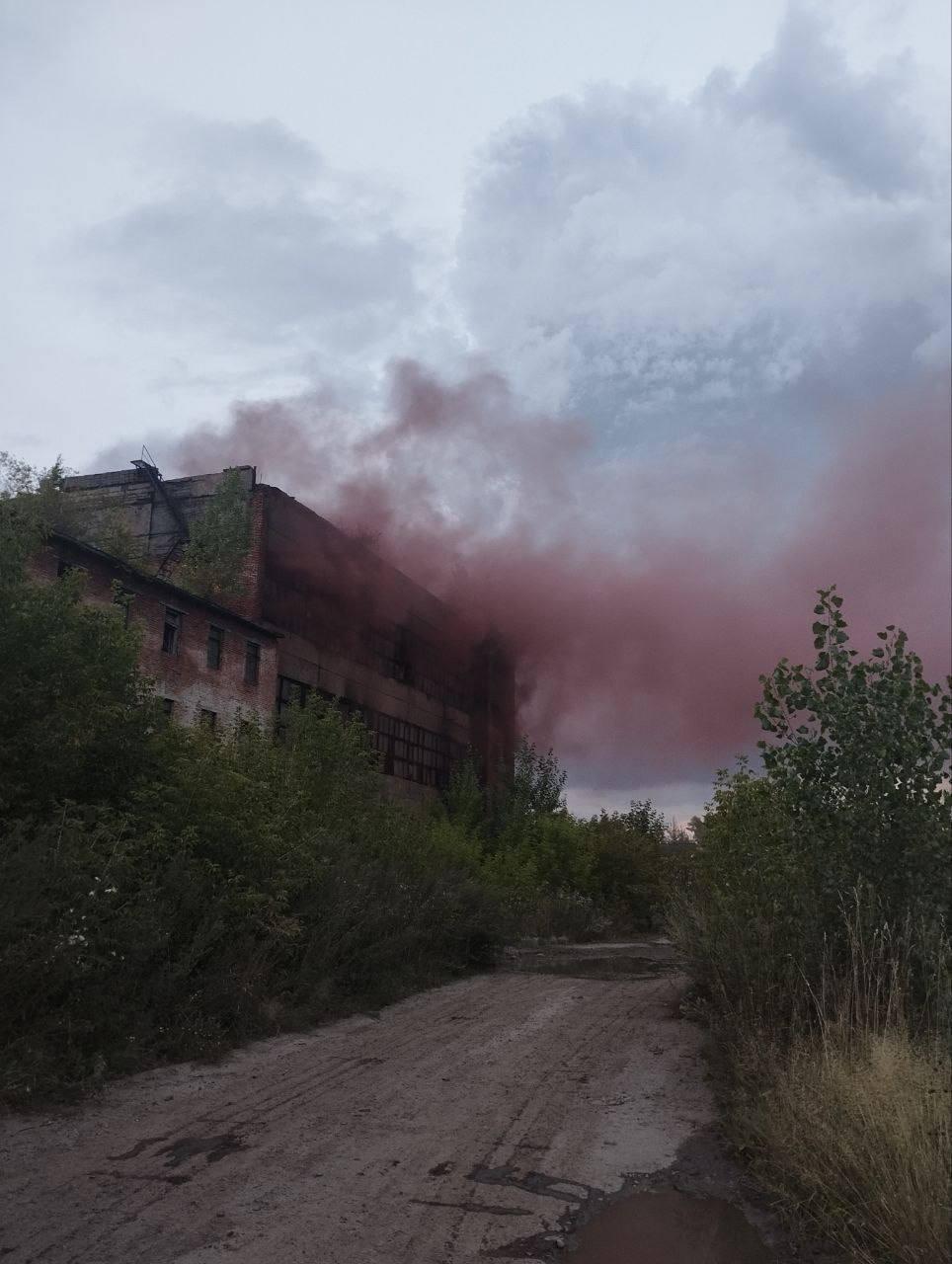 В Кемерове потушили пожар в заброшенном цехе завода «Прогресс»