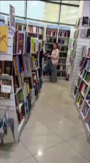 Женщины устроили драку с мужчиной за книгу в ТЦ «Щука» 🇷🇺 Источник: ЧП МОСКВА