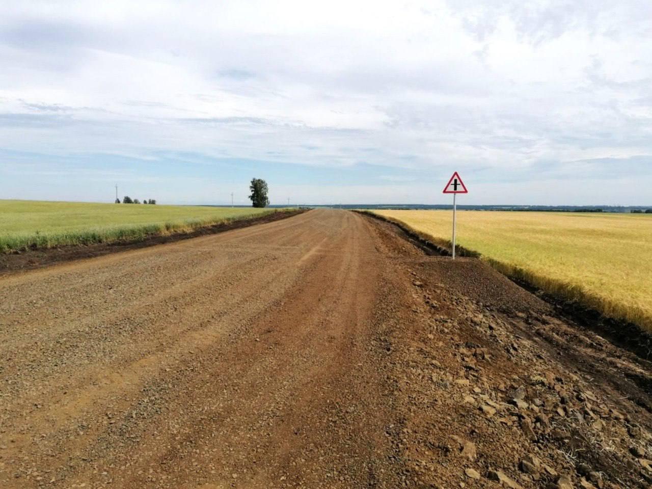 В Абанском округе завершается ремонт трёх дорожных участков по нацпроекту...