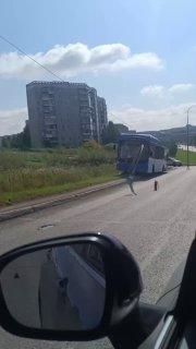 В Новоильинском районе Новокузнецка пассажирский автобус снес фонарный столб....