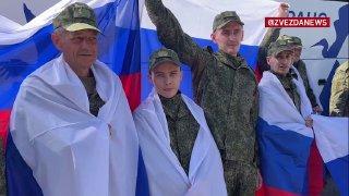 На кадрах — российские военнослужащие, которых сегодня вернули из украинского...