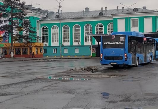 В Кемерово у вокзала, недалеко от остановки положили новый асфальт. 🇷🇺...