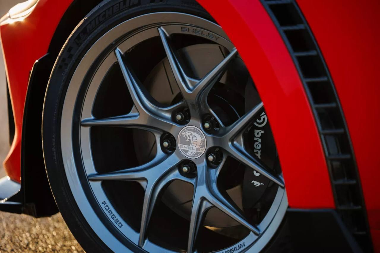 Shelby представила Super Snake-R на базе Mustang — под капотом 5,0-литровый компрессорный V8, более 850 сил и задний привод.