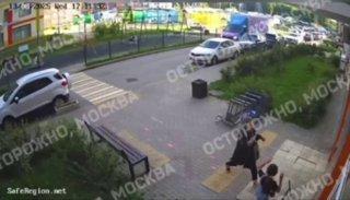 Женщина избила ребенка в Подмосковье у подъезда дома за то, что ей пришлось ее искать по всему двору.