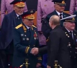 Ветерана войны Николая Кизюна, жавшего руку Путину на Параде Победы, лишают квартиры.