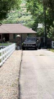 Хваленая прочность Cybertruck сломалось об деревянный забор