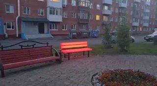 Светящиеся скамейки появились в Кемерово. Найти их можно сквере на проспекте...