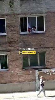 Новосибирцы обеспокоены поведением детей, которых уже на протяжении двух месяцев наблюдают играющими у открытого окна в доме на Жилиной.
