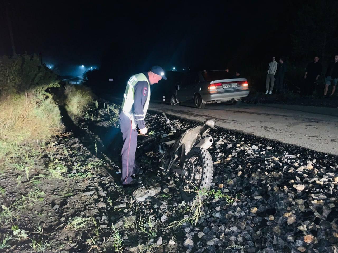 Вчера вечером в селе Камышево столкнулись мотоцикл и легковой автомобиль По...