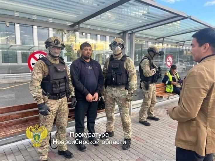 Водителя самосвала, протаранившего людей в Новосибирске, задержали в...