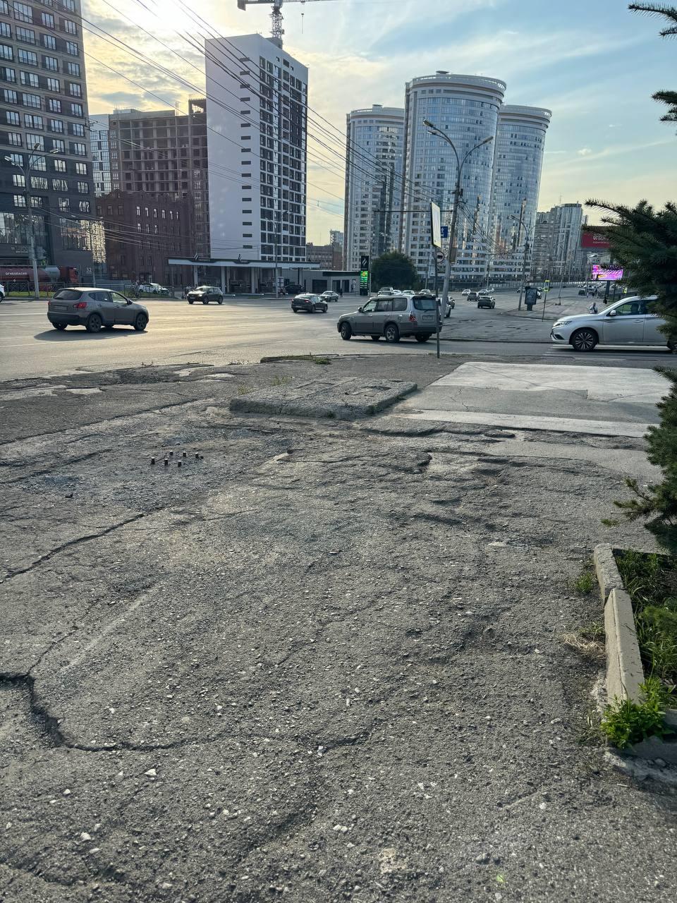 Вот так выглядит тротуар недалеко от входа на станцию метро Октябрьская 🌇...