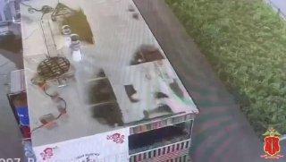 Мужчина после драки сжёг павильон мигранта и стал фигурантом уголовного дела....