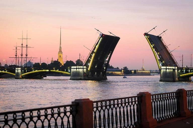 Сегодня ночью Дворцовый мост в Петербурге разведут под песни Виктора Цоя...