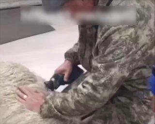Очередная дичь из ПВЗ: в Тыве мужик заказал машинку для стрижки баранов и протестировал её прямо на месте — привёл с собой живого барашка и начал стричь.